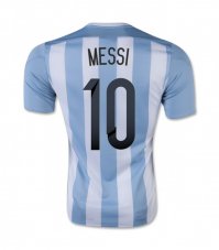 Наверняка хочет ему Футболку подарить.