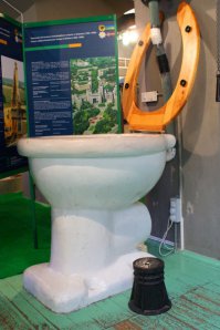 И толчки в Туалетах Чугунные, больших размеров !