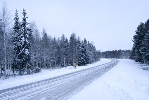 новости 2 года. как там в Мурманской Обл, хз, но и у нас в Карелии тоже решили экономить на очистке.
Этой зимой на 180-километровом участке автодороги М-18 (Р-21) «Кола» за Мурманском (1408—1592 километры) будет проведена эксперимент под названием «уплотненным снежный покров».

В качестве обоснования приводится многолетний опыт скандинавских стран в эксплуатации автомобильных дорог с низкой интенсивностью движения.Эксперимент позволит накопить практические данные применения технологии содержания дорог «под уплотненным снежным покровом» и определить необходимые требования для разработки отраслевой дорожной методики

Как сообщает сайт dtpptz.ru, ФКУ Упрдор «Кола» разработало «Регламент по опытной эксплуатации с уплотненным снежным покровом». Максимальная скорость на данном участке дороги здесь ограничивается до 80 км/час, что на 10 км/час меньше максимально разрешенной скорости движения, установленной ПДД в РФ.