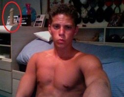 Это не молоток. Это - гейский долбоанус. Судя по фото, он ПОПУлярен среди еврогейцев.