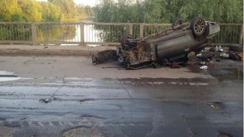 удар об отбойник и кувырок на скорости 120-130кмч. никто не был пристегнут. спасибо японскому качеству.