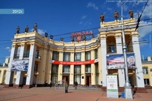 Левая дверь, даже помойка слева синеет.