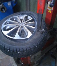 А что тут он порвал покрышку или просто соскочило ?