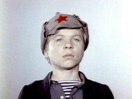 Дичковский, Владимир Семёнович.
Родился 16 ноября 1959 года.
Наиболее известен как исполнитель роли Генки Петрова в фильмах «Кортик» и «Бронзовая птица», снятых по одноимённым романам Анатолия Рыбакова.

В 11 лет был замечен помощником режиссёра, отбиравшим в школах детей для съёмок в фильме «Кортик», и приглашён на пробы. Пробы прошёл успешно, был утверждён на роль. По собственным воспоминаниям, гонорар, полученный за фильм, потратил на покупку мопеда. Впоследствии, вместе с Сергеем Шевкуненко и Игорем Шульженко, снялся во втором фильме трилогии — «Бронзовая птица». (В третьем фильме, «Последнее лето детства», в ролях тройки главных героев снимались уже другие актёры.) Будучи ещё школьником, сыграл роль в драме «Чёрная берёза» в 1977 году, после чего более в кино не снимался.

По окончании школы пытался поступать в театральный в Минске, но неудачно, несмотря на рекомендации с киностудии. После неудачи дальнейших попыток сделать актёрскую карьеру не предпринимал, отслужил в армии (служил шофёром в Генштабе в Москве), после демобилизации и по сей день работает водителем-экспедитором в одной из минских фирм.