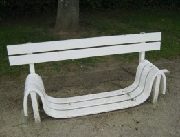 Мимо этих скамеек нельзя просто взять и пройти