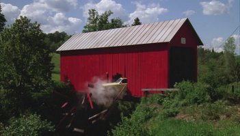В фильме "Битлджус" главные герои Адам и Барбара погибают, разбившись на таком мостике как на последнем фото.