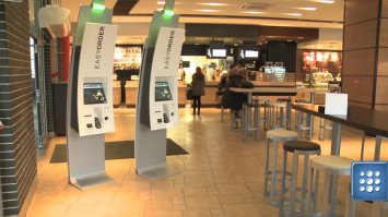 Если честно то в Маке не ем практически совсем.
Но бывает что в дороге чего нибудь перехвачу.
В 2015 году в Польше ввели вот такого рода терминалы для ввода заказов. Переделали процесс выдачи еды - теперь в терминале, либо на кассе выдают талончик с которым ты ждешь реализации заказа. Раньше кассир для тебя подготавливал заказ во время его приема и оплаты. Как по мне теперь еды ждать стало дольше - так как людей работает столько же а комплектует заказы меньше. Приходится ждать чизбургер или другой стандартный бутер по 10 минут... Короче вроде бы next а на самом деле почти слоуфуд получается :D