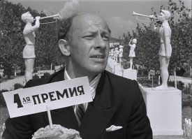 Парень очень хотел привлечь к себе внимание и ему это удалось! Феерично так, с огоньком!)))) Вон, на улице парализовал движение и находится в самом эпицентре событий. Зато в центре внимания. Он достиг своей цели))))
"Здесь зрители аплодируют, аплодируют. Кончили аплодировать"©