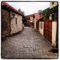 Фото не до конца передают красоту и дух этого места.
Когда был в Грузии, на несколько дней останавливался в городке Мцхета (жил совсем рядом с храмом на фотках афтара). И действительно, первое впечатление об этих каменных улочках - "Как в Европе" потому, что место выглядит так, будто Городок сошел с экрана или картинки. Именно такими показывают своему зрителю старинные Европейские города разнородные передачи о путешествиях и путешественниках.
В данном случае это самое "Как в Европе" приобретает несколько иной смысл, вкладываемый в эту фразу в последнее время, хороший смысл.

Вот одна из моих фотографий Мцхеты