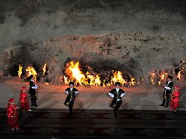 в пригороде Баку есть такая же фигня Янардаг (горящая гора) называется.