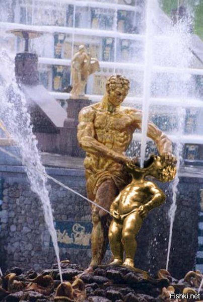 Зураб Церетели открыл в Москве альтернативный фонтан. Самсон, разрывающий пасть писающему мальчику)