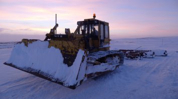 Если смотреть только на дороги - у нас на Севере сплошная Финляндия. У нас тоже песком-солью-дрянью не посыпают и грейдерами дорогу в большие снегопады не убирают. 

Снег у нас не сгребают, а укатывают: