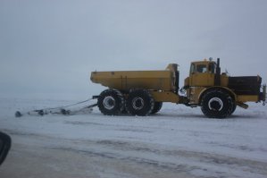 Если смотреть только на дороги - у нас на Севере сплошная Финляндия. У нас тоже песком-солью-дрянью не посыпают и грейдерами дорогу в большие снегопады не убирают. 

Снег у нас не сгребают, а укатывают: