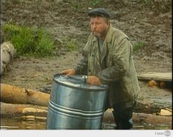 Как выгружают лесоматериалы с баржи в Канаде