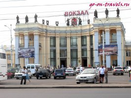 Справа двери на вход в вокзал, слева на выход. Внутри кстати они тоже подписаны