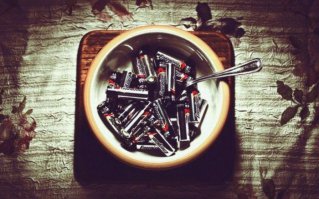 как же не кормить?! кот, есть кот)