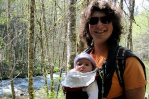 Комсомольская Правда:
"Она в 10 раз больше Земли и удалена от Солнца в 7 раз дальше, чем Нептун
Об этом открытии заявили ученые из Калифорнийского технологического института в Пасадене Константин Батыгин и Майк Браун. Название для планеты пока не придумано и астрономы окрестили ее просто - Планета Х. Впрочем, ее еще никто не видел, в том числе и крестные отцы.
Планета Х была открыта с помощью математического анализа гравитационных эффектов, которые испытывают объекты пояса Койпера. Это удаленная от Солнца область, где в большом количестве вращаются мелкие и крупные астероиды и карликовые планеты. Эти небесные тела остались здесь в качестве строительного мусора после формирования Солнечной системы.
- Изучая орбиты этих небесных тел мы пришли к выводу, что на их траекторию явное воздействие оказывает какой-то скрытый гигант, - заявил Браун.- Составив компьютерную модель, мы вычислили параметры планеты-невидимки.

В принципе, в астрономии это обычное дело. Примерно таким же образом ученые предсказали существование Урана и Плутона задолго до их визуального обнаружения.
Оказалось, что масса Планеты Х в 10 раз больше массы Земли. А вращается она вокруг Солнца по очень вытянутой орбите. В момент наибольшего сближения с нашим светилом планету-невидимку и звезду разделяет 200 астрономических единиц (астрономической единицей называется расстояние от Солнца до Земли - ред.). В этот момент Планета Х находится в 7 раз дальше от центра Солнечной Системы, чем Нептун. А самая дальняя точка орбиты находится в 1200 а.е. от Солнца. Именно из-за большой удаленности астрономы никогда не наблюдали Планету Х в телескоп. Полный оборот вокруг Солнца 9-я планета совершает один раз в 15 тысяч лет.

Так вращается планета X. Схема из журнала Science
УБИЙЦА ПЛУТОНА
Любопытно, что один из авторов открытия 9-й планеты Майк Брайн по иронии судьбы раньше носил прозвище... «убийца 9-й планеты». Дело в том, что до 2006 года девятой планетой Солнечной системы считался Плутон. Однако в 2005 году Майк Браун открыл Эриду - планету, которая немного превосходила Плутон по размерам. А вскоре выяснилось, что в поясе Койпера таких небесных тел несколько. В итоге Международный астрономический союз решил ввести в определение понятия «планета» третий критерий: планета должна расчистить свою орбиту от других небесных тел, сопоставимых по масштабу. В итоге Плутон был разжалован в карликовые планеты, а число планет Солнечной системы сократилось до восьми. Что же касается Брауна, то он выпустил научно-популярную книгу под красноречивым заголовком «Как я убил Плутон».
- Самое интересное, что уже тогда я был убежден: Планета Х обязана существовать на окраине Солнечной системы, - вспоминает Браун. - В 2003 году наша группа открыла малую планету Седна. Она по размерам немного уступает Плутону и Эриде, но ее орбита лежит далеко за пределами пояса Койпера и не подвержена гравитационному влиянию Нептуна. Седна на тот момент была самым дальним из известных крупных тел Солнечной системы. Возникал вопрос, какая сила заставила ее выйти на такую нестандартную орбиту? Ответ очевиден: вытащить Седну на такую далекую траекторию могла только массивная планета размером с Нептун.
КТО ТАКОЙ КОНСТАНТИН БАТЫГИН?
С Майком Брауном все понятно. Это авторитетный ученый с большим стажем и блестящим послужным списком. А кто такой Константин Батыгин? В возрасте 13 лет он вместе с родителями переехал из России в США. С блеском окончил Гарвардский университет. Константину еще нет 30 лет, но он уже является профессором Калифорнийского института технологий! О нем говорят, как о математическом и компьютерном гении. В их тандеме с Майком Брауном расчеты и компьютерное моделирование - это зона ответственности Константина.
Впрочем, официально говорить об открытии 9-й планеты еще рано. Надо ее увидеть и зафиксировать. Теперь среди астрономов развернулось соревнование на титул первого ученого, который поймает Планету Х в телескоп. Константин Батыгин и Майк Браун намерены и здесь удержать первенство, в их распоряжении находится большой телескоп в обсерватории Джемени на Гавайях. Но у них теперь много конкурентов по всему миру.
А В ЭТО ВРЕМЯ
Стивен Хокинг: «С Земли пора бежать»
Профессор Стивен Хокинг - один из самых авторитетных ученых в мире, к высказываниям которого человечество с интересом прислушивается, дал интервью британскому радио Radio Times. И снова его - человечество - напугал, выразив сомнение, что мы переживем ближайшие 100 лет. Потому что можем сами себя уничтожить, развивая науку и технологии. Более всего, по мнению профессора, сейчас страшны ядерное оружие и генетически модифицированные вирусы (подробности)"