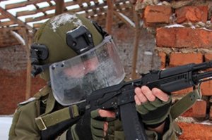 "минусы" на мой комментарий  вызывают недоумение."Минусёры" хоть раз зимой с автоматом на полигоне хоть день провели?или на диване в стрелялки режутся только?
обмундирование должно быть не только "крутым",но и функциональным. Через такое заледеневшее стекло он будет видеть только силуэты,поэтому и лупить будет по всему,что движется.Тратить лишнее время на распознавание"свой"\чужой"\"гражданский" может стоить жизни бойца.Хотя,быть зеленым пятном на белом снегу-тоже не очень обнадеживающее на выживание явление..И зачем им на морозе голые пальцы? помогают примерзнуть к автомату и слиться с ним воедино? Вышли просто покрасоваться на фото сессию (автомат с предохранителя даже не снял.)