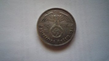 Кто нибудь может опознать монету? Тётка знакомая лет 15 назад подарила, свастика меня не вставляет