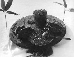 Школа, о которой упоминает автор, была расположена аккурат за нашей трёхэтажкой. Рядом была ещё какая-то строительная площадка, которую мы, пацаны, облазили вдоль и поперёк: собираясь компанией по утрам, мы сначала бежали на стройку, находили рулон рубероида и, затащив его в "штаб" (да-да, "штабы" были ого-го какие - обзавидуешься), разводили костёр. Как водится, периодически кто-то приносил шифер либо монтажные патроны и всё это также кидалось в огонь, знатно грохая. Частенько устраивались мушкетёрские баталии - добыв сварочный карандаш и пластмассовую крышку от банки, легко получали шпагу. Воспоминаний - целый обоз:) Добавлю немного фото из домашнего архива. Если верно помню, наш посёлок виднеется на первом фото))