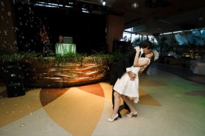 какое то маленькое помещение.. блин, почему молодые ленятся поискать нормальное место для банкета? зачастую просторные рестораны/банкетные залы по деньгам выходят примерно одинаково...
вот моя свадьба была: