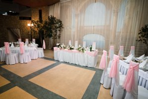 какое то маленькое помещение.. блин, почему молодые ленятся поискать нормальное место для банкета? зачастую просторные рестораны/банкетные залы по деньгам выходят примерно одинаково...
вот моя свадьба была: