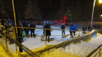 Да успокойтесь вы уже. Этому событию два года: 
В данный момент горка живее всех живых и функционирует в полную силу. Катающийся на ней народ даже и не догадывается, что горка засыпана песком :) Вчера специально туда зашёл.