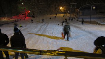 Да успокойтесь вы уже. Этому событию два года: 
В данный момент горка живее всех живых и функционирует в полную силу. Катающийся на ней народ даже и не догадывается, что горка засыпана песком :) Вчера специально туда зашёл.