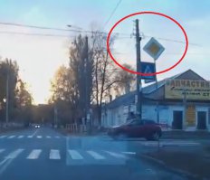 Особенно доставило:
- На знаки смотреть надо!
- Что, гонишь что ли?!
Второй момент доставило:
"Водитель мерса говорит что я ссылаясь на помеху справа"
Если я правильно понял логику водителя мерса, то помеха справа должна была пропускать помеху слева. А знак "Главная дорога" должен тогда означать, что ты приближаешься к дороге, по которой сейчас проедет главный на этой самой дороге.
Как-то так.
Ну и самая незначительная деталь, о которой и говорить не стоит: