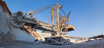 чувак с миской на голове напомнил - шагающий экскаватор...