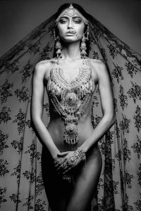 Красивые девушки в красивых платьях