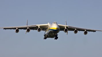 Читая посты ниже заметил, что к самолету АН-225 относятся негативно. Это не украинский самолет, а советский!! Мрия хоть серийно никогда и не производилась, но тем не менее - это чудо советской инженерной мысли. Этому самолету принадлежат сотни мировых рекордов. Один из самых впечатляющих самолетов, которые когда либо строились.