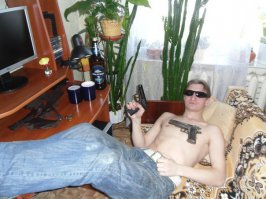 Вот это комфорт - диван повернут к компу!