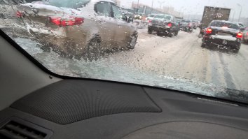 Ну да, Красную площадь и Лубянку убирают. А на остальное- просто забили. Во дворах  дворники снег кидают прямо на машины. Около дочкиной школы- как раз в около 8-30 (начало уроков )во вторник кучи снег кидали прямо на дорогу и ждали трактора. И все, кто вез детей к школе -забуксовали. Встали все окружающие дворы, и тот самый трактор -тоже. Вообще техники до 8 утра и раньше не видела на улицах (р-н м молодежная),они только ближе к 9ти появились. Какое там "очистка основных магистралей и дорог должна быть закончена к 8 часам утра"?! Вот два фото: 3е кольцо, время где-то 9-30 (ехала от Кутузовского до Севастопольского)Снега -около 10 см, и наезжены колеи. Никакой снегоуборочной техники. А третье фото - выход из школы дочки, как раз эту кучку снега сваливали на дорогу , где все буксовали. Видимо, трактора не дождались и сгребли в сторону. Время- семь вечера того же вторника. В восторге от такой горки- школьники только))