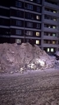 Ну да, Красную площадь и Лубянку убирают. А на остальное- просто забили. Во дворах  дворники снег кидают прямо на машины. Около дочкиной школы- как раз в около 8-30 (начало уроков )во вторник кучи снег кидали прямо на дорогу и ждали трактора. И все, кто вез детей к школе -забуксовали. Встали все окружающие дворы, и тот самый трактор -тоже. Вообще техники до 8 утра и раньше не видела на улицах (р-н м молодежная),они только ближе к 9ти появились. Какое там "очистка основных магистралей и дорог должна быть закончена к 8 часам утра"?! Вот два фото: 3е кольцо, время где-то 9-30 (ехала от Кутузовского до Севастопольского)Снега -около 10 см, и наезжены колеи. Никакой снегоуборочной техники. А третье фото - выход из школы дочки, как раз эту кучку снега сваливали на дорогу , где все буксовали. Видимо, трактора не дождались и сгребли в сторону. Время- семь вечера того же вторника. В восторге от такой горки- школьники только))
