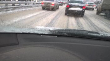 Ну да, Красную площадь и Лубянку убирают. А на остальное- просто забили. Во дворах  дворники снег кидают прямо на машины. Около дочкиной школы- как раз в около 8-30 (начало уроков )во вторник кучи снег кидали прямо на дорогу и ждали трактора. И все, кто вез детей к школе -забуксовали. Встали все окружающие дворы, и тот самый трактор -тоже. Вообще техники до 8 утра и раньше не видела на улицах (р-н м молодежная),они только ближе к 9ти появились. Какое там "очистка основных магистралей и дорог должна быть закончена к 8 часам утра"?! Вот два фото: 3е кольцо, время где-то 9-30 (ехала от Кутузовского до Севастопольского)Снега -около 10 см, и наезжены колеи. Никакой снегоуборочной техники. А третье фото - выход из школы дочки, как раз эту кучку снега сваливали на дорогу , где все буксовали. Видимо, трактора не дождались и сгребли в сторону. Время- семь вечера того же вторника. В восторге от такой горки- школьники только))