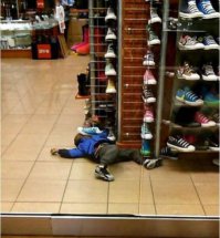 Снова расизм? Белый кед "прихлонул" черного ребенка?