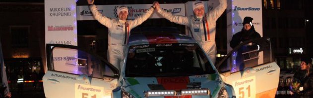 Ребята! Айда завтра на ралли в Лехденпохья! 
А если серьезно. Бывал на зимнем финском ралли. Это конечно тема, не на зубилы смотреть на Белых ночах. Там много интересной техники. Много заднего привода, который зимой особенно весел. Есть зачёты исторической техники, вплоть до Поршей раллийных. Оно и летом-то финская грунтовка ошибок не прощает, а уж зимой-то... С другой стороны, по другому и не стать Ари Ваттаненом, Мико Хирвоненом, Томи Мякиненом, ну и так далее. Поди ещё найди такую маленькую страну, которая дала столько раллийных и кольцевых легенд.
Оно и понятно, когда даже немолодой и тучный финский строитель, везя меня на свой объект на Транспортере Т5 умудрялся создать невесомость в салоне на лесных трамплинах, меланхолично меж разговором замечая, что вот сейчас будет парочка его любимых, с отрывом колёс. То что тут говорить про молодых и горячих. Короче Айда на SM Vaakuna rally в Миккели 26-27 февраля, если конечно курс евро к тому времени не будет 200р, к чему есть все предпосылки. Туда, бывает и Яри-Матти Латваала наведывается местных порадовать болельщиков.