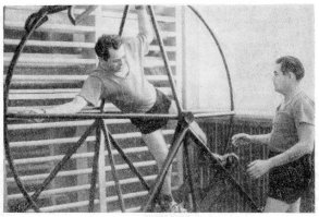 Наши космонавты не хуже на подобном колесе трюки вытворяют при подготовке...