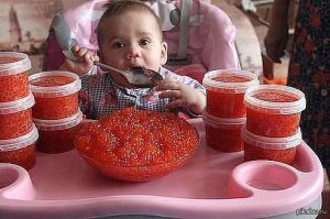 "Учитывая, что едят ее обычно в небольших количествах, для фигуры вреда не будет, и даже те, кто на диете, могут позволить себе ложечку красной икры на Новый год."

НУ хз хз))