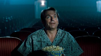 Настоящий ужас у меня вызвал фильм "В пасти безумия" 1994 года от Карпентера. Этим фильмом он завершил свою трилогию "Нечто" 1982-го, "Князь тьмы" 1987-го. Этими фильмами Джон отдавал дань Стивену Книгу и Говарду Филлипсу Лавкрафту, что отображено уже в названии, созвучном с «In the mountains of madness» (В горах безумия), любимым для самого Лавкрафта. Далее есть отсылки к его текстам и персонажам, а так же прямое чтение текстов Говарда, которые выдаются по сценарию за тексты Саттера Кейна.
Сэм Нил просто великолепен. Традиционных ужастиков там нет, всё на атмосфере.
Страшнее ничего не видел.