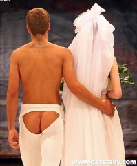 Жених с голой сракой? Это явно для  однополых браков придумали