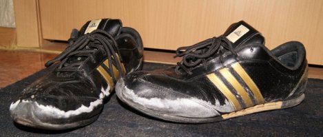 Летом даже на куртках кожаных белые разводы выступают. Сам лично видел и чстое явление было в 90-е, когда кожанки были популярны, а качество не особо. Реагенты, несомненно, попадая на обувь, оставляют разводы, но как я сказал, у нас никогда не посыпали ни чем, у нас не всегда чистят-то, но разводы всегда были. Возможно, у вас летняя обувь из кожзама, либо площади поверхности маленькие и сохнет она равномерно, либо вы в дождь не выходите в кожаной обуви, ведь главное условие выступания соли - намокание обуви, тогда соль в коже растворяется, а когда обувь сохнет, соль выступает по границе высыхания. Вот, например, соль на абсолютно летней обуви. (см. рис.)
Из этой же серии соль выступает на стенах. Но там соль из раствора, кажется идет, хотя принцип абсолютно тот же. (см. рис.)