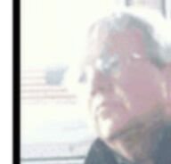 Да, уж, реально ужас. А слева, от мужика какой то полосатый флажок. Наверное Российский?