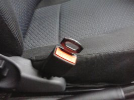 Постоянно в моей башке витает мысль: на разработку систем безопасности тратятся миллионы денег, тысячи новеньких автомобилей разбивают в крэш-тестах. И все для того, чтобы идиоты втыкали такие штучки