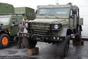 Раскрою военную тайну: на шасси грузового автомобиля Mercedes-Benz Unimog установлен бронекузов ручной работы с элементами оперения передка от Mercedes-Benz G-Class. Фирм и фирмочек, занимающихся такими делами в Европе много, особенно с участием израильтян (они делают о-ч-е-н-ь броню - подозреваю, с участием наших соотечественников, сваливших туда в свое время). На прилагаемой картинке - один из вариантов, причем даже с бойницами и системой централизованной регулировки давления в шинах (проще - с подкачкой колес). Так что не будем выдавать очередную попытку некой компании впарить свой "шедевр" военным за усиление военной мощи потенциального противника...