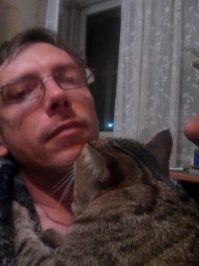 подобрал его на помойке 3 года назад со сломаной задней лапой и ушибами, ветеринар сказал ему пару месяцев было