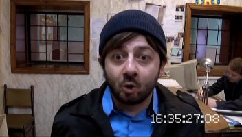 Пид@рка, челка, борода, голубая рубашка - всё сходится.