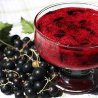 В черной смородине витамина С больше чем в любых цитрусах.

Черная смородина считается кладезем полезных веществ и витаминов, так как в ее ягодах содержатся витамины В, Р, Е, каротин (витамин А), пектины, сахара, фосфорная кислота, дубильные вещества, эфирное масло, витамин группы К, соли фосфора, железа и калия.
В листьях черной смородины содержатся помимо витамина С, фитонциды, магний, марганец, серебро, медь, свинец, сера, эфирное масло.
В черной смородине так высоко содержание витамина С, что для того, чтобы обеспечить суточную потребность организма в аскорбиновой кислоте достаточно ежедневно съедать всего 20 ягод.