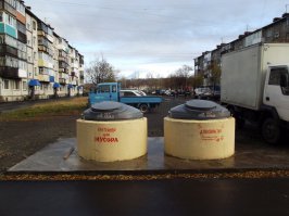 В Петропавловске-Камчатском интересные мусорные контейнеры.
Подъезжает мусорвоз с краном и вытягивает из этих шахт длиннющие черные пакеты метров 5 длиной, чел развязывает веревочку снизу пакета и мусор ссыпается в кузов, а пакет краном опускают обратно